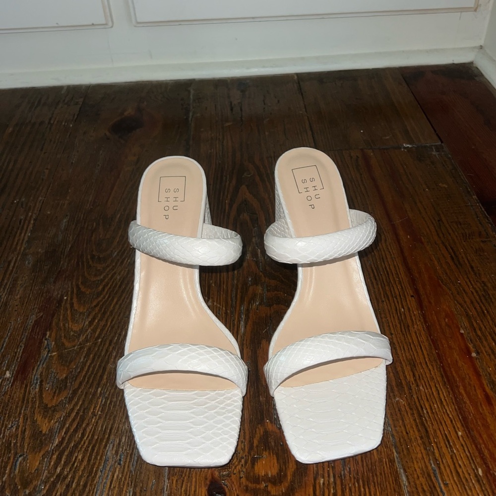 size 10 light beige snake skin heels from shu shop